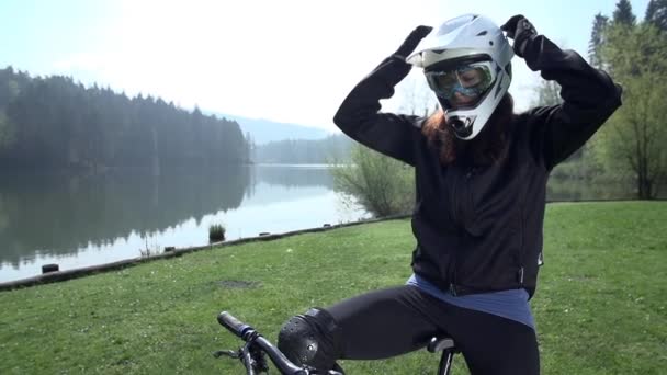 Frau mit Schutzelementen ausgerüstet. — Stockvideo