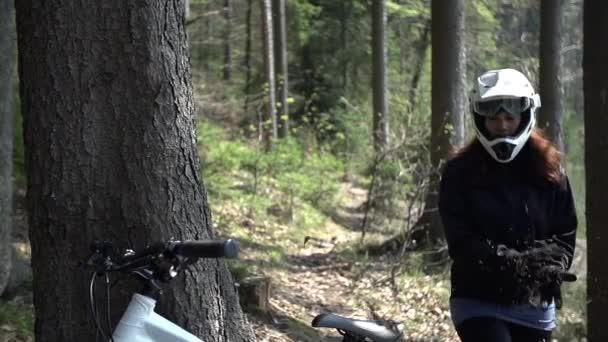 Biker komt naar de fiets — Stockvideo