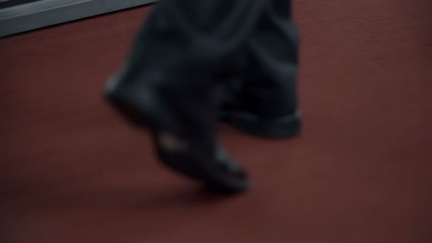 Человек, идущий по коридору — стоковое видео