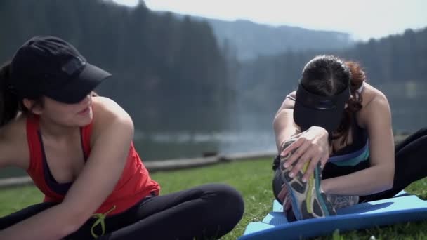 Mujeres atractivas haciendo ejercicio — Vídeo de stock