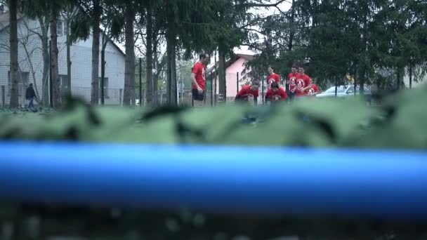 Man crawling underneath obstacle course — Stock Video