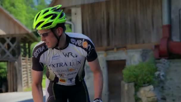 Bicyclist competing in race around Vrhnika — Stock Video