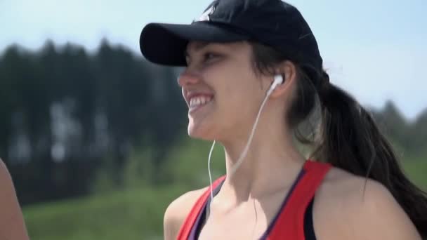 Sonriente chica corriendo — Vídeos de Stock