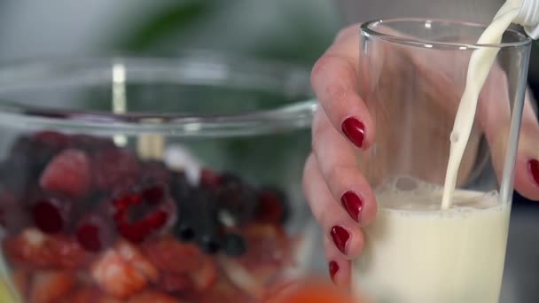 Mujer vertiendo vaso con leche — Vídeos de Stock