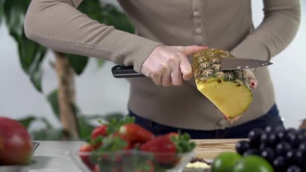 Donna Peeling l'ananas — Video Stock