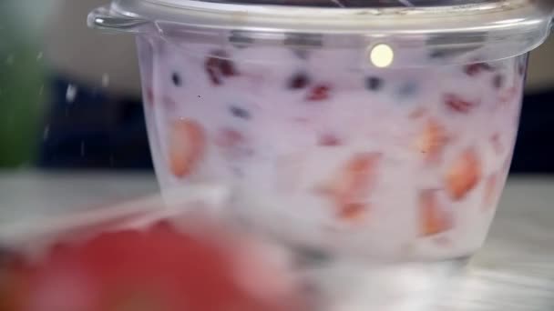 Mélange de fruits frais mélangés — Video