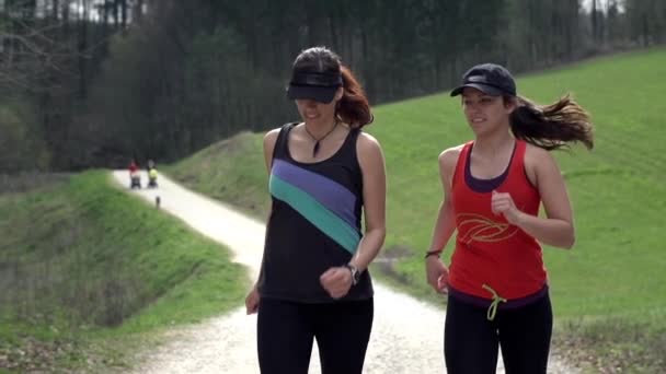 Passar attraktiva flickor jogging — Stockvideo