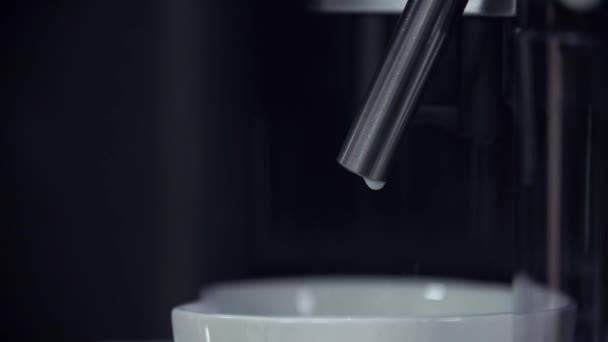 verser le lait dans une tasse 