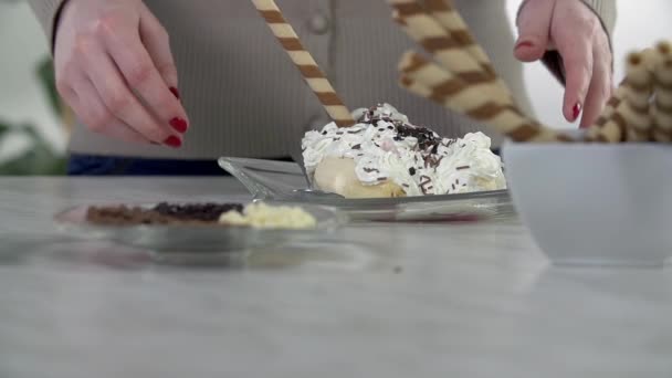 Frau beim Dessert. — Stockvideo