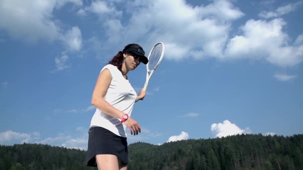 テニスの女の子のゲームのための準備 — ストック動画