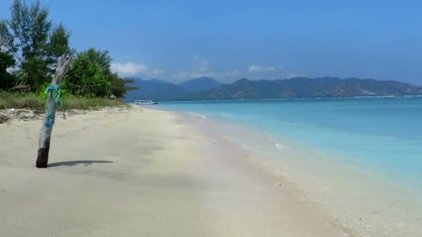 Praia com mar azul-turquesa e areia branca — Vídeo de Stock