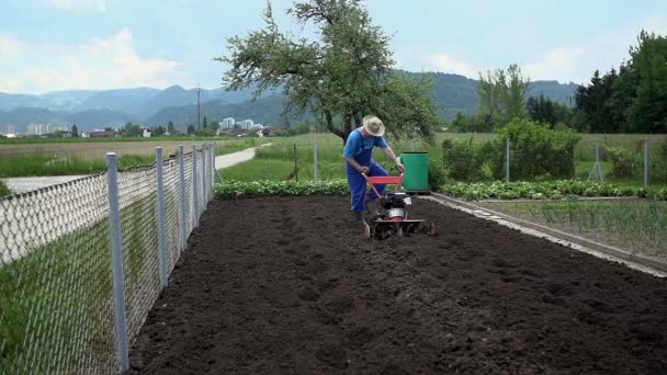 Agricultor utilizando la pequeña máquina de arado — Vídeo de stock