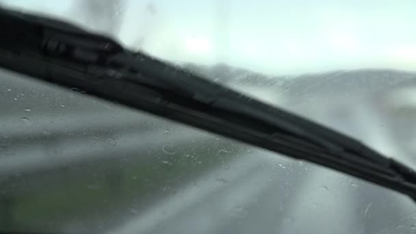 Wycieraczki przedniej szyby usuwając deszczu ze szkła — Wideo stockowe