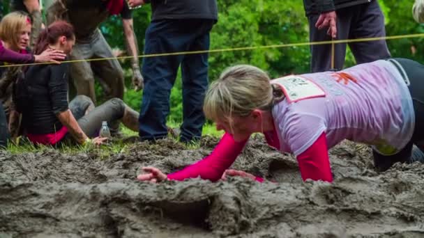 Woman crawling through mud — Stock Video