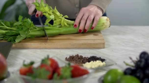 Mulher Preparando legumes para fazer smoothie — Vídeo de Stock