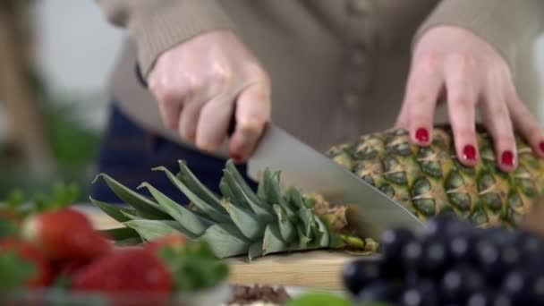 Les mains commencent à trancher l'ananas — Video