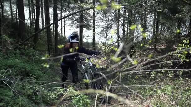 Downhill racer trycka en cykel — Stockvideo