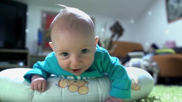 Niño mirando a la cámara con curiosidad y sonrisa — Vídeos de Stock