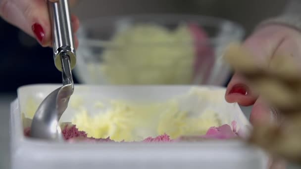 Женщина берет мороженое — стоковое видео
