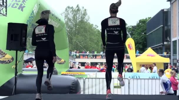 Meninas treinadores mostrando alta pulando exercício no palco — Vídeo de Stock