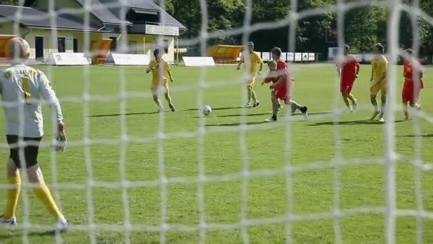 Οι έφηβοι, παίζοντας ποδόσφαιρο στο πράσινο πεδίο — Αρχείο Βίντεο