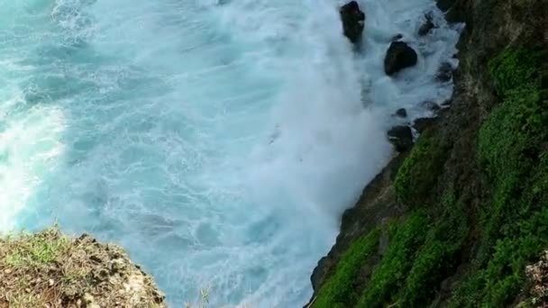 Wellen brechen unter einer Klippe — Stockvideo