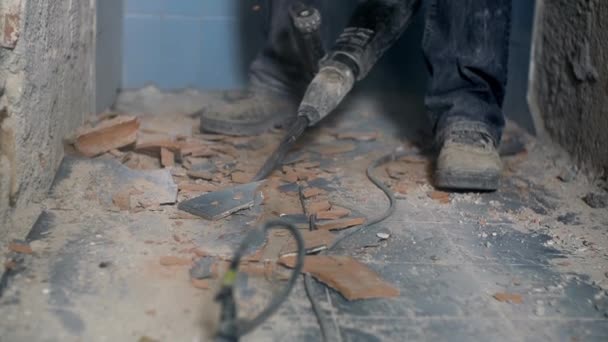 Pracovník se snaží odstranit obklady s elektrickou vrtačku — Stock video