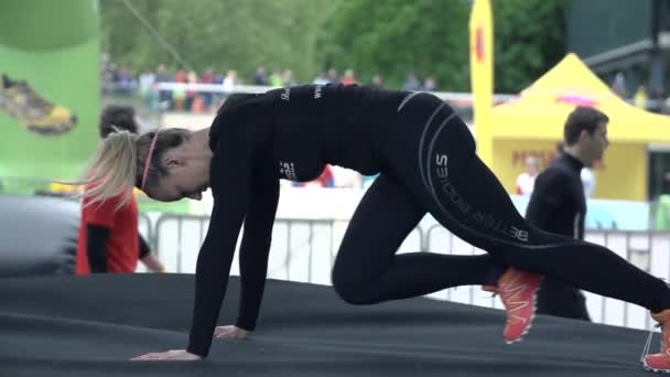 Femme montrant des exercices aérobies — Video