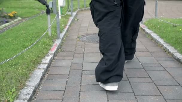 Személy fekete sport nadrág séta — Stock videók