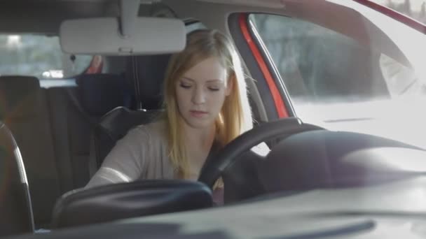 Flicka kör bilen — Stockvideo