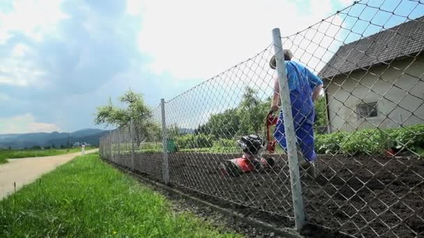 农民使用小型耕作机 — 图库视频影像