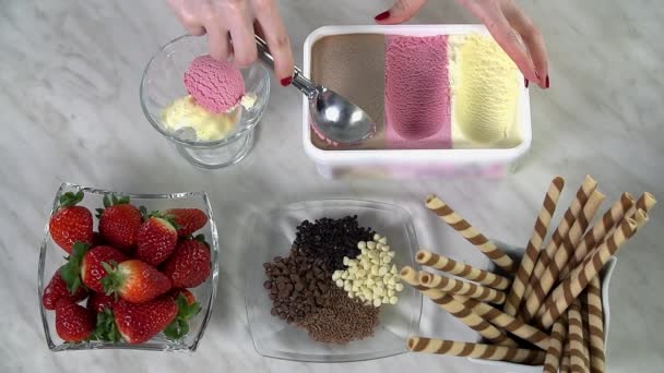 Mujer tomando helado — Vídeos de Stock