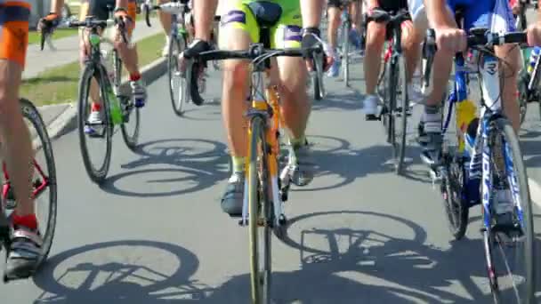Cierre de neumáticos mientras rastrea ciclistas profesionales — Vídeos de Stock