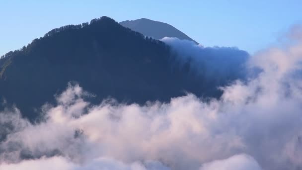Panorering över bergen och låga moln — Stockvideo