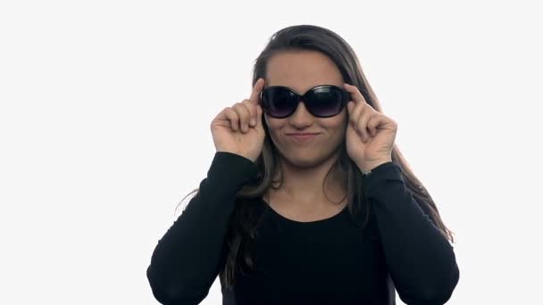 Hembra con gafas de sol guiño — Vídeo de stock