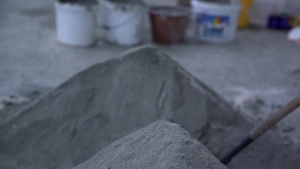 男子铲砂和石灰的混合物 — 图库视频影像