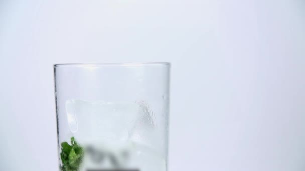 Cubes tombant dans du verre transparent 