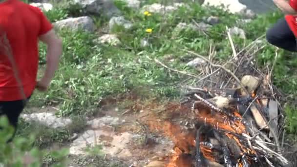 Lidé skákání přes oheň — Stock video