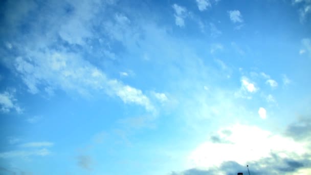 Conduire sur la route en regardant le ciel avec des nuages — Video