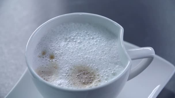 Чашка кофе на столе — стоковое видео