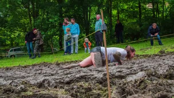 Vrouw kruipen door de modder — Stockvideo