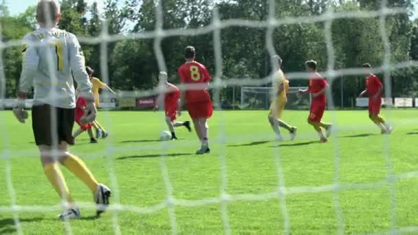 Підлітки грали у футбол на сонячний день — стокове відео
