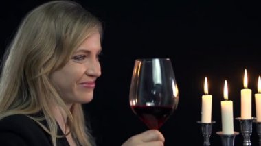 kadın ve romantik bir akşam sahip iskelet