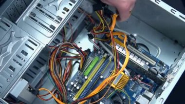 Anakart gelen kablolar kaldırma kişi