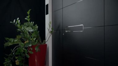 Kapıyı açmak çalışan adam