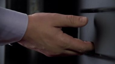 adam kapıyı kapatma