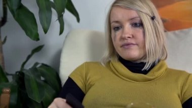 Televizyon izleyen kadın