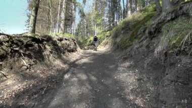 kadın yokuş aşağı yarış bir yolda