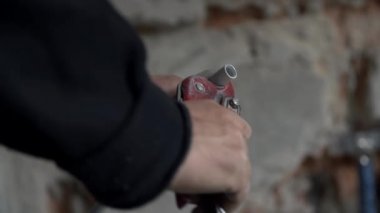 İşçi plastik tüp belli keser