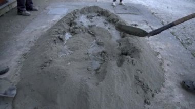 kum karıştırma ve beton bina için hazırlama işçileri